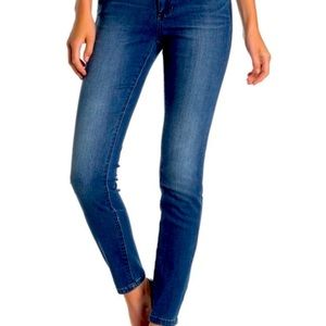 NWT TAHARI CLASSIC SKINNY JEANS IN DARK WASH